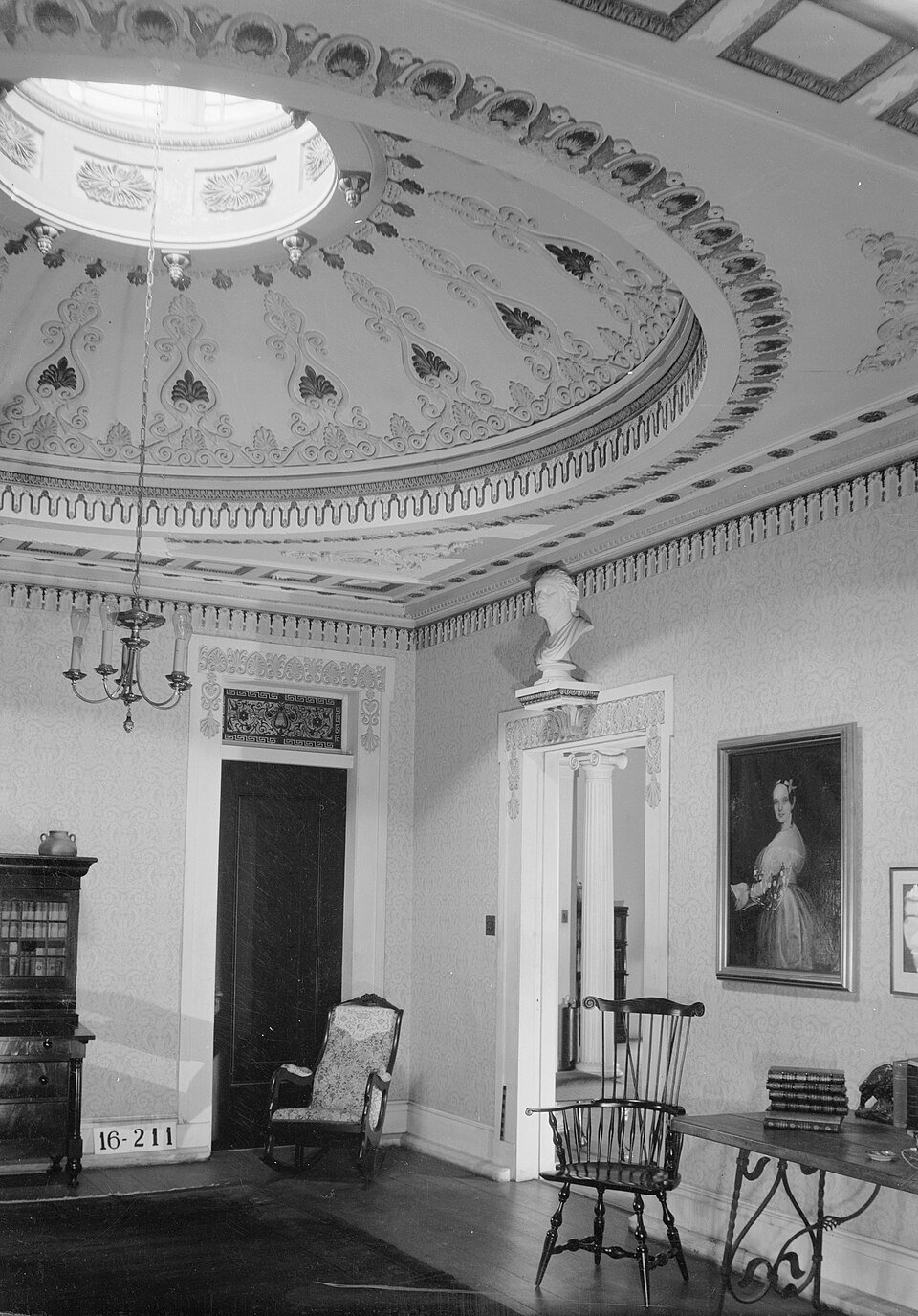 Black-and-white historic photo of a Gaineswood room with a domed, plastered ceiling and skylight