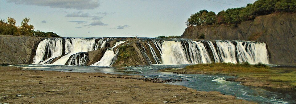 Cohoes Falls cayendo en varios chorros sobre el borde rocoso