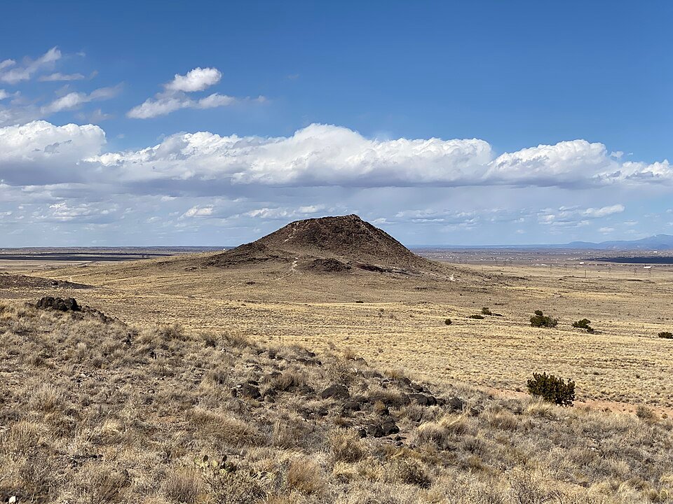 Vista hacia Vulcan Volcano desde el sendero de los volcanes en Petroglyph National Monument