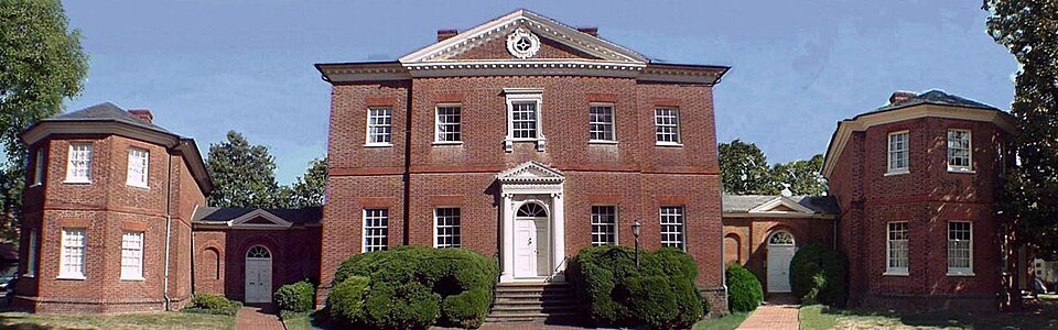 Vista panorâmica da fachada da Hammond-Harwood House, com o corpo central, os corpos de ligação e as alas