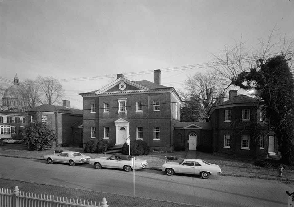 A Hammond-Harwood House vista da rua, em uma fotografia em preto e branco do Historic American Buildings Survey