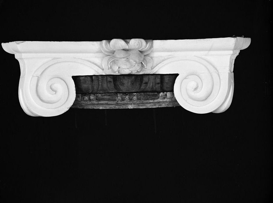 Capitel jônico entalhado com volutas da casa, em uma fotografia do Historic American Buildings Survey