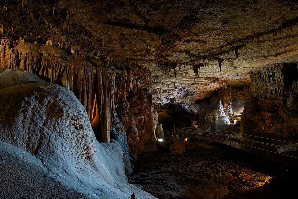 La Ghost Room de Blanchard Springs Caverns: una gran colada clara, estalactitas colgantes y una pasarela iluminada