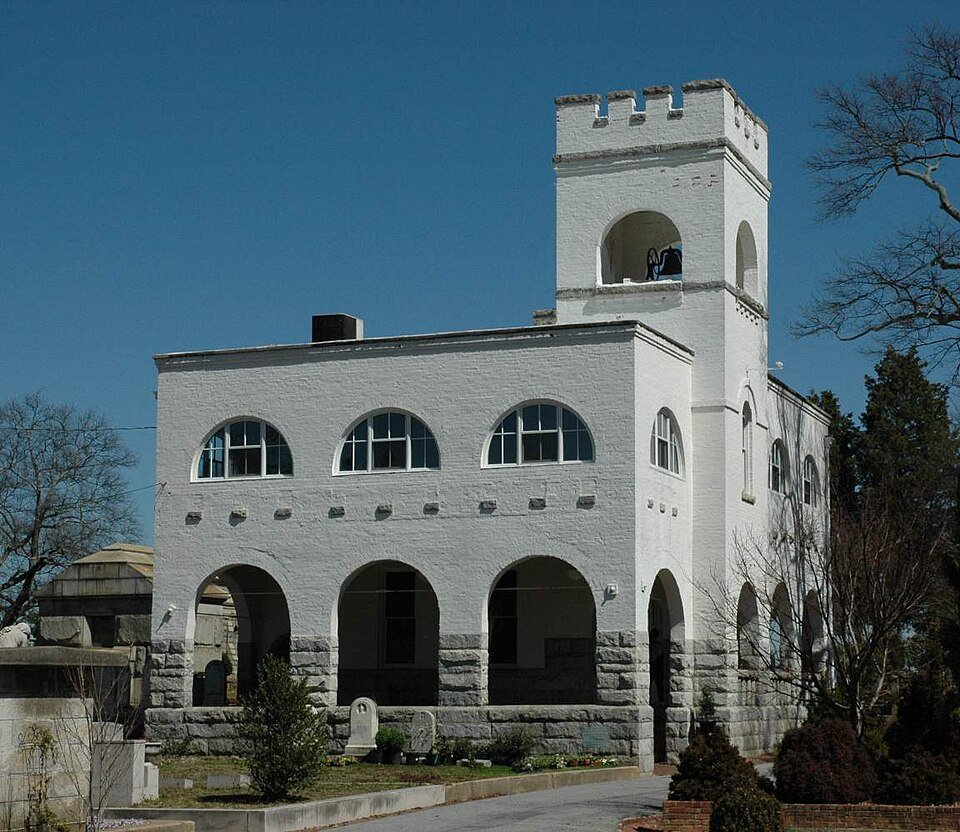 A Bell Tower do Oakland Cemetery, um edifício branco com uma torre ameada