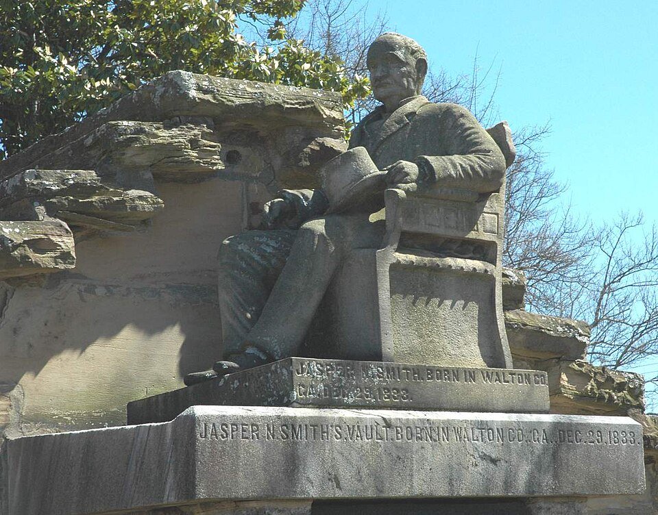 A estátua sentada do mausoléu de Jasper Newton Smith no Oakland Cemetery