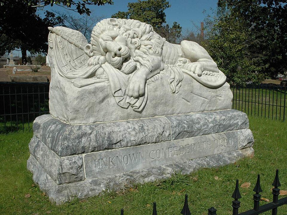 O Lion of the Confederacy no Oakland Cemetery, antes de ser retirado