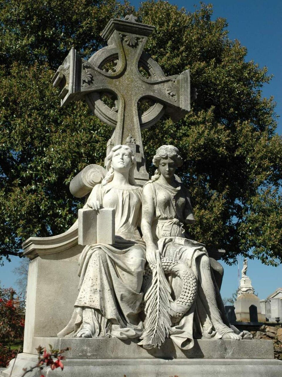 O Neal Monument no Oakland Cemetery, duas figuras sentadas sob uma cruz celta