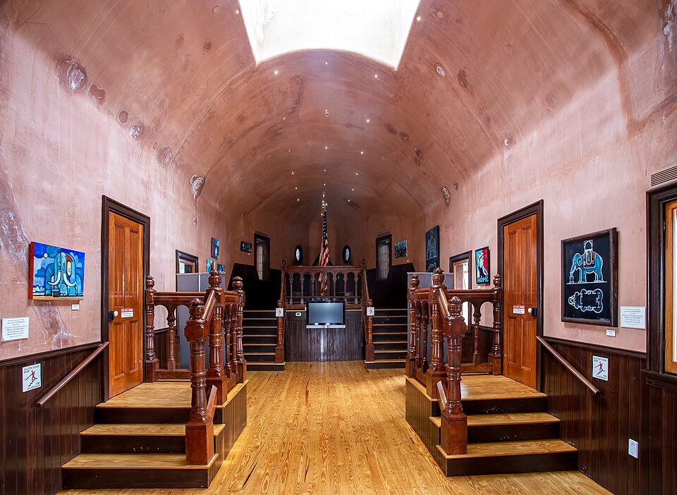 El interior de Lucy the Elephant, con su techo curvo de madera y dos escaleras