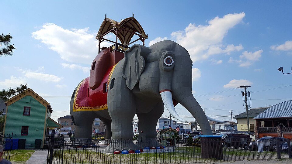 Lucy the Elephant en una vista amplia, con una casa vecina a la izquierda