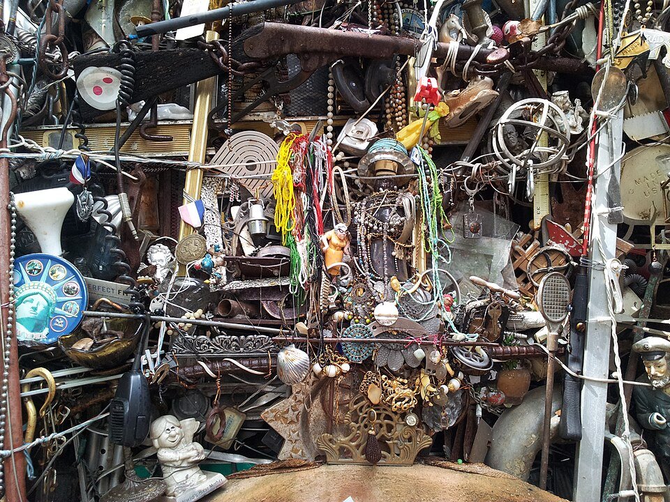 Estantes y paredes llenos de objetos recuperados, collares y figuritas