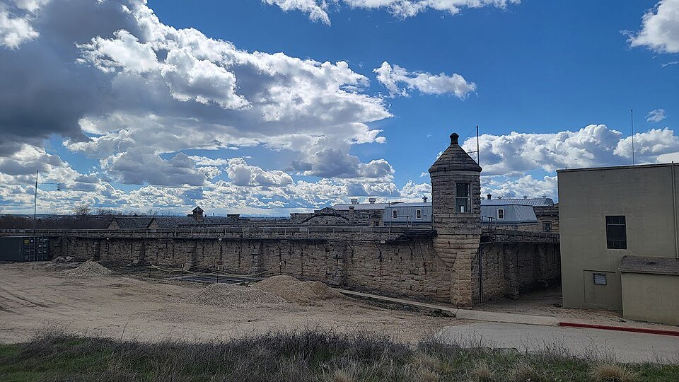 El muro de la cárcel y una torre de vigilancia en una esquina del Old Idaho Penitentiary