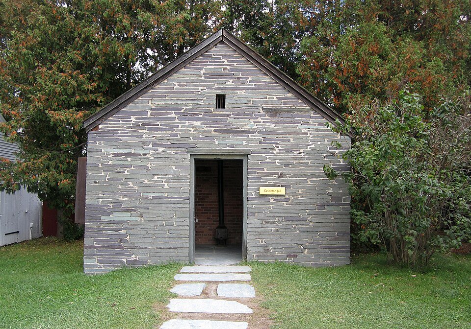 Castleton Jail, a small slate-walled building with a stone path to its door
