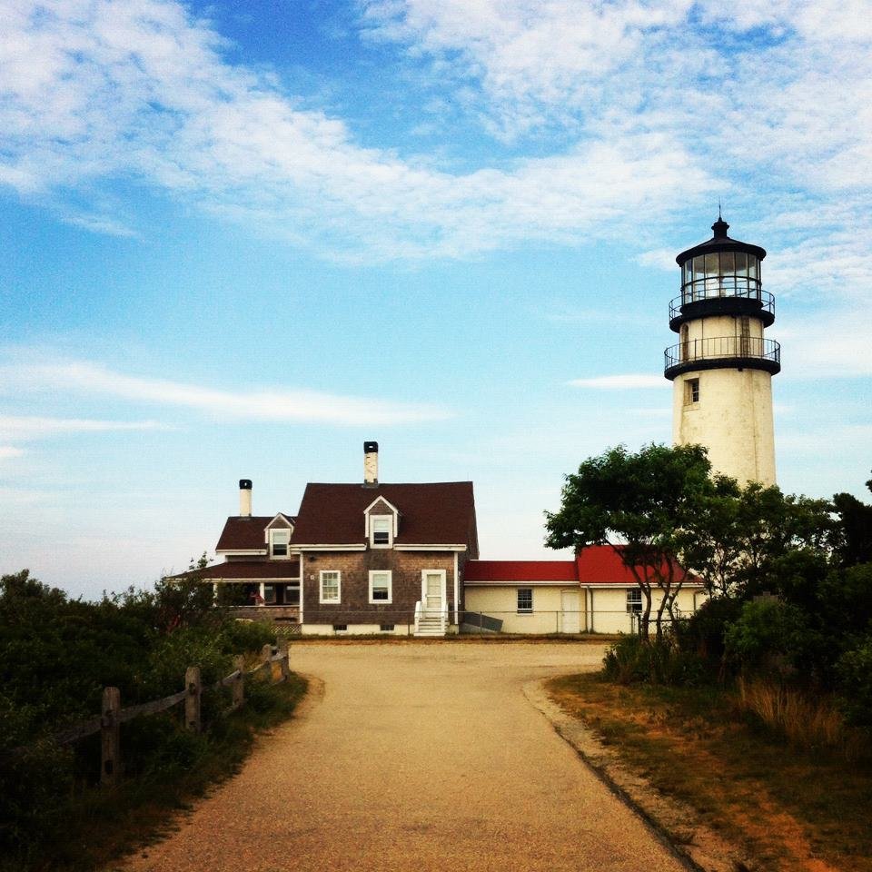 Highland Light y la casa del farero, vista frontal desde el oeste