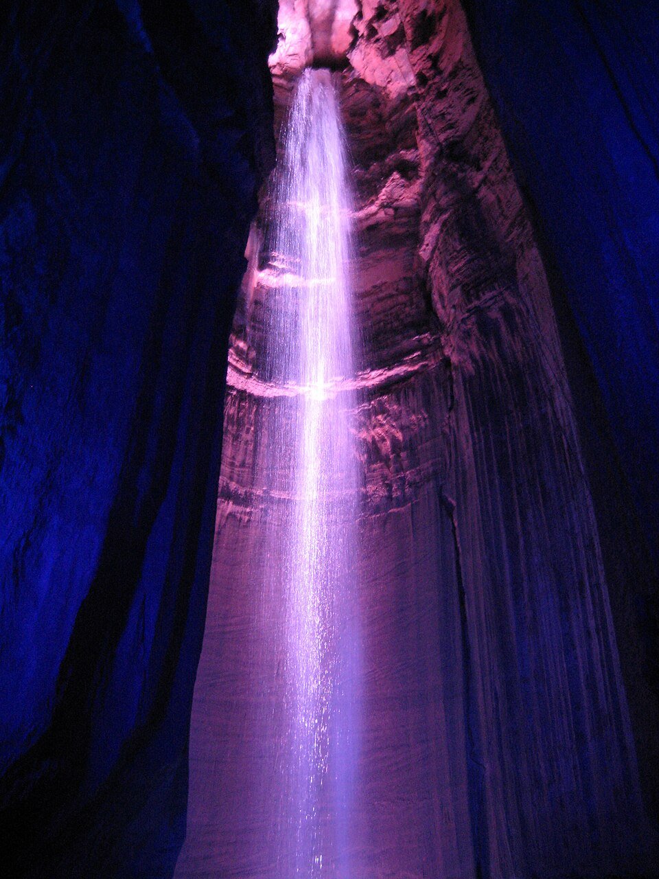 La cascada subterránea dentro de Ruby Falls Cave, iluminada en azul y rosa