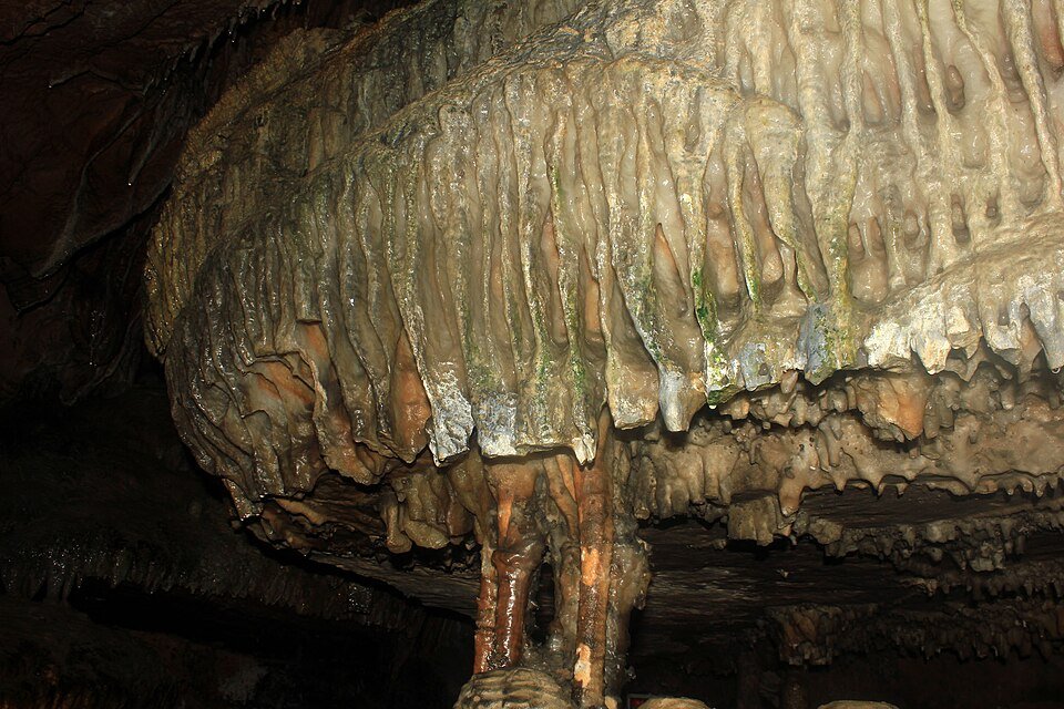 Una amplia formación de colada con cortinas que cuelgan de su borde, dentro de una cueva de Lookout Mountain