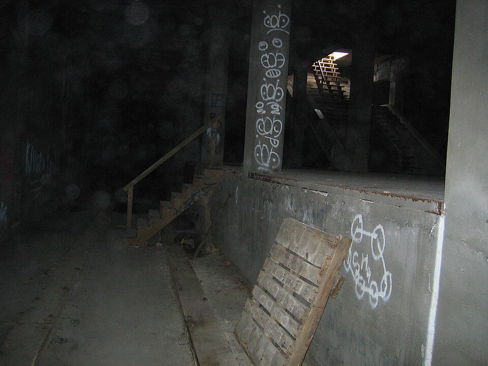 Escaleras y un andén cubierto de grafitis dentro de una estación inconclusa del Metro de Cincinnati