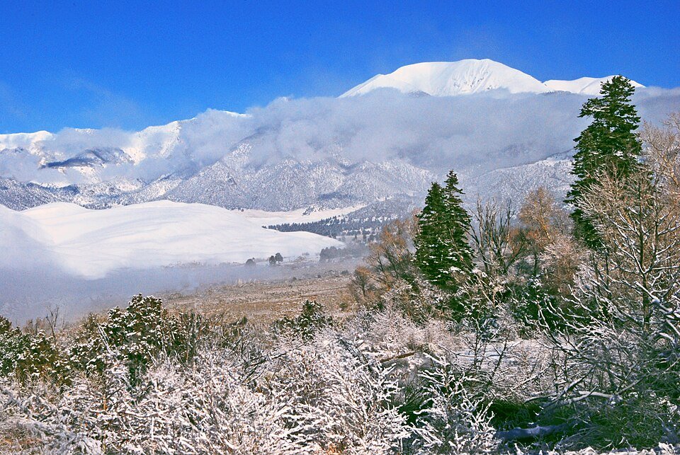 Snow-covered dunes with Mount Herard behind, seen from the Montville Trail