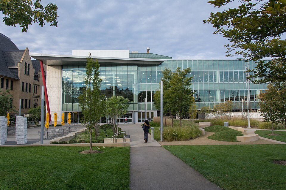 El ala nueva de la Main Library de Columbus, vista desde el césped del parque