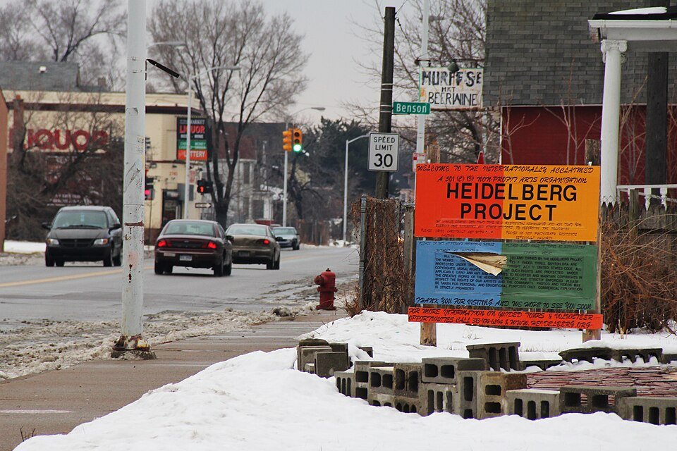 Cartel de bienvenida del Heidelberg Project junto a una calle nevada de Detroit