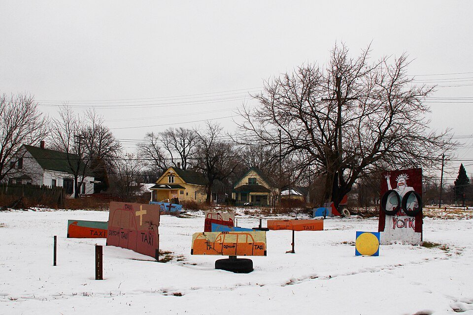 Siluetas pintadas de taxis y carteles en un terreno nevado del Heidelberg Project