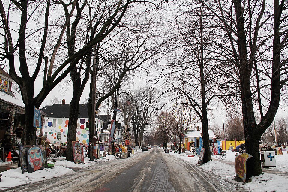 Heidelberg Street en invierno, con una casa pintada con puntos de colores