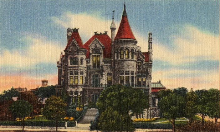 Cartão-postal antigo da residência do bispo em Galveston, com a mansão de pedra e suas torres