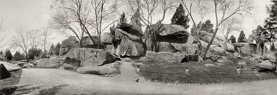Fotografía panorámica de Devil’s Den y sus rocas junto al camino, tomada en 1909