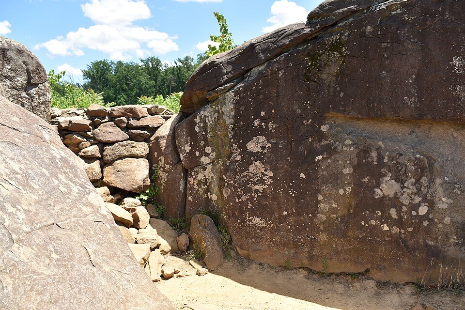 Un muro de piedra seca construido entre dos grandes rocas, conocido como el refugio de un francotirador confederado