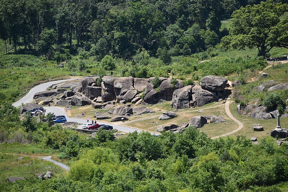 Vista de las rocas de Devil’s Den y del camino que las rodea desde Little Round Top, en Gettysburg