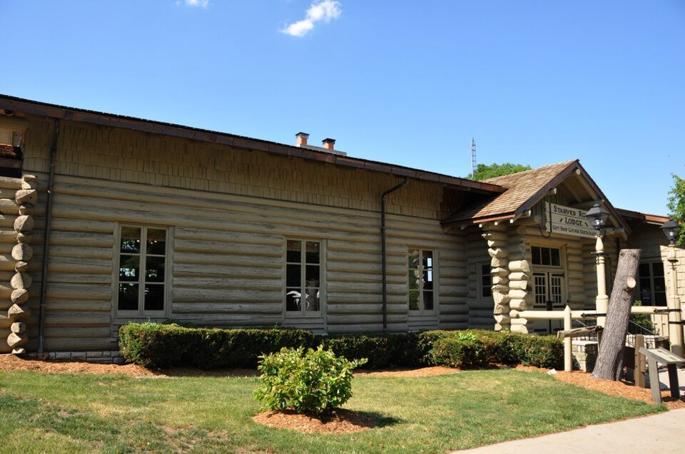 Exterior of the Starved Rock State Park lodge