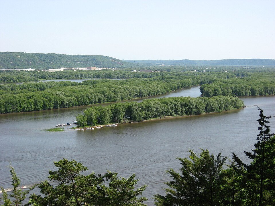 Vista do rio Mississippi e de suas ilhas arborizadas a partir dos barrancos perto de Effigy Mounds