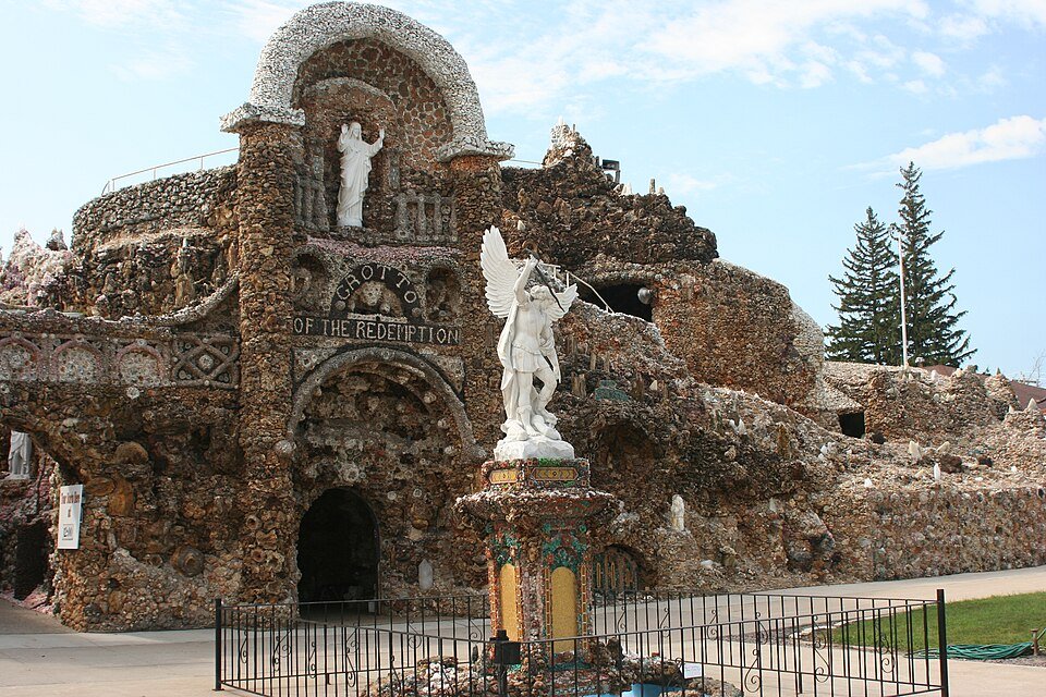 La fachada de piedra de la Grotto of the Redemption, con una estatua blanca de un ángel, en West Bend, Iowa