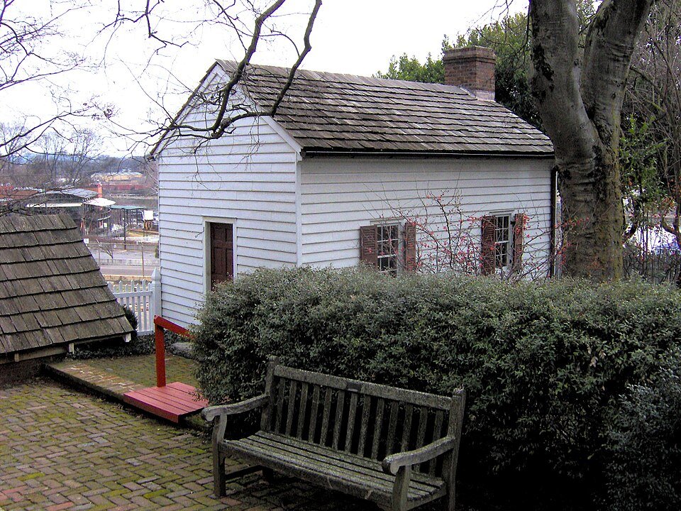 O Governor’s Office, um pequeno edifício branco de tábuas no terreno da Blount Mansion