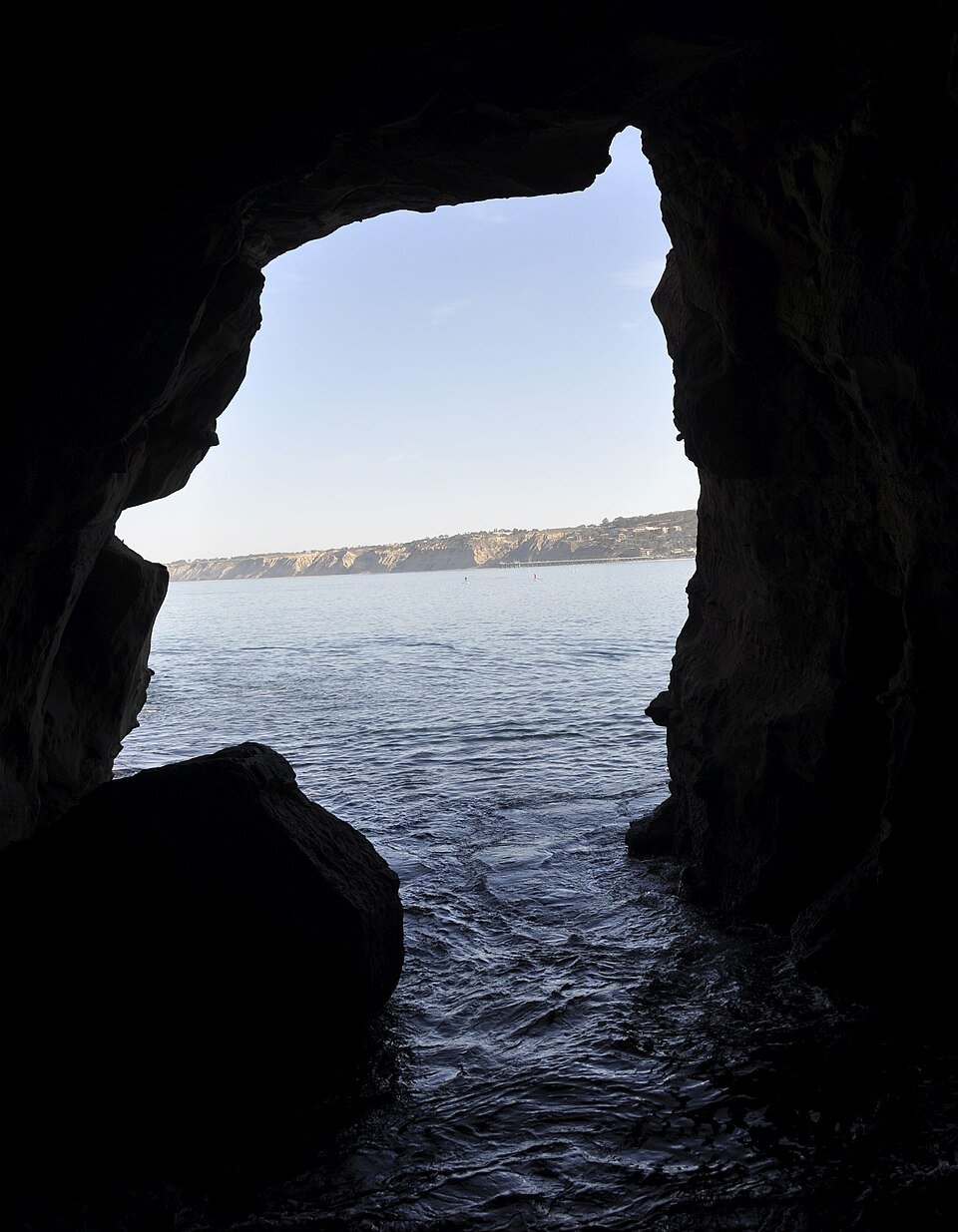 Vista de dentro da Sunny Jim Cave, através da abertura, para o mar e a costa