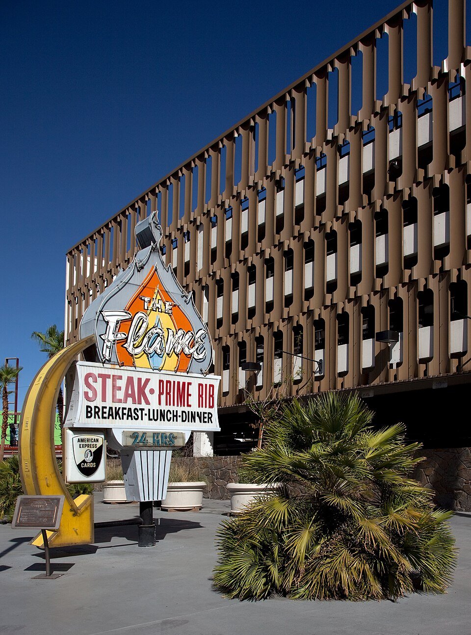 O letreiro do restaurante The Flame no Neon Museum, com uma lua crescente amarela ao lado