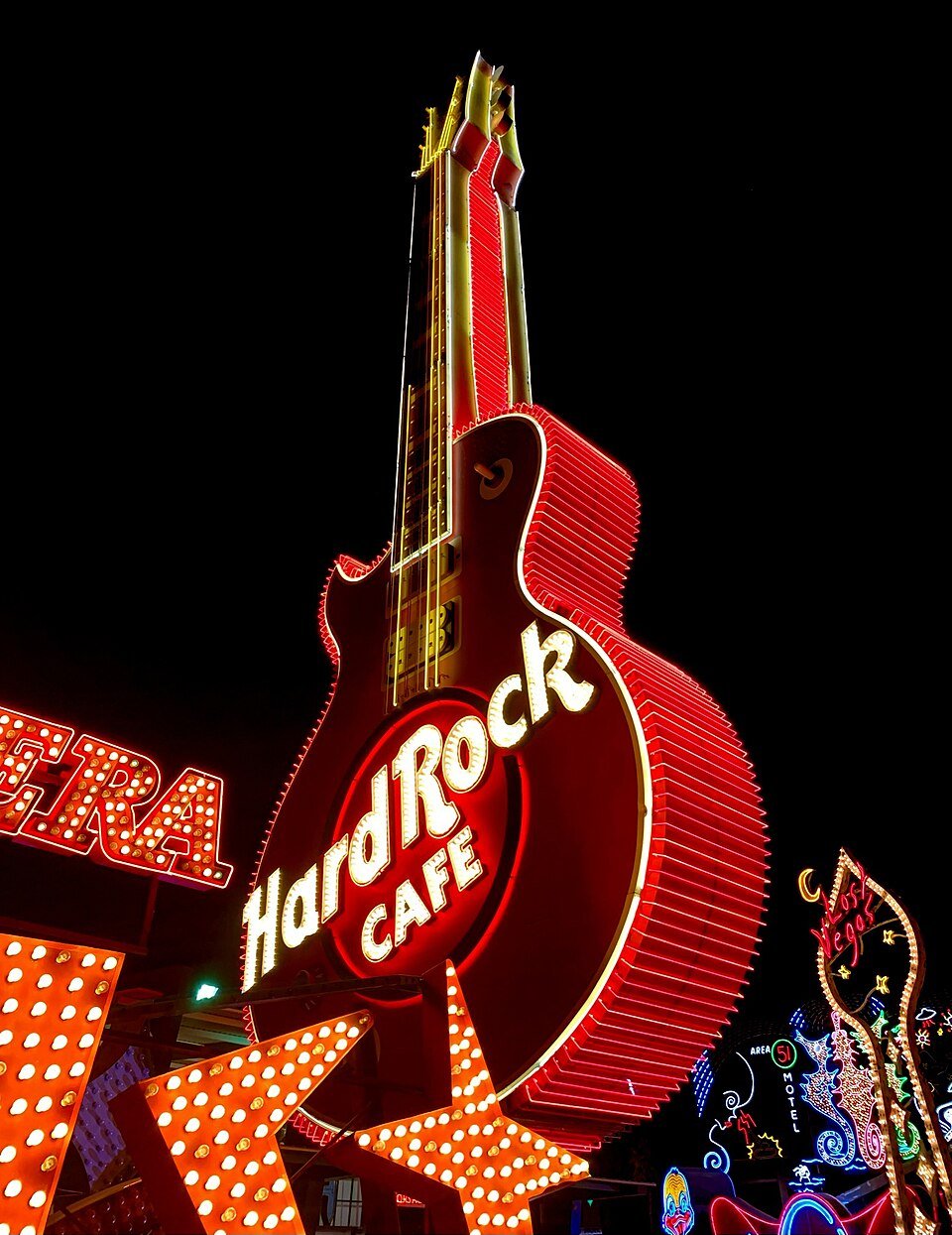 O letreiro de guitarra do Hard Rock Cafe aceso à noite no Neon Museum