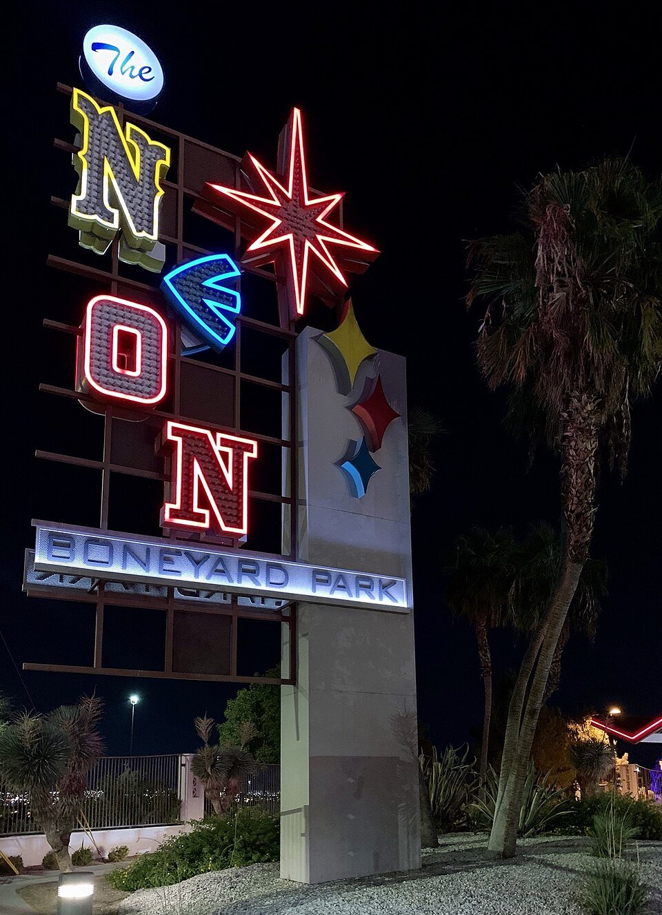 O letreiro do Neon Boneyard Park à noite no Neon Museum