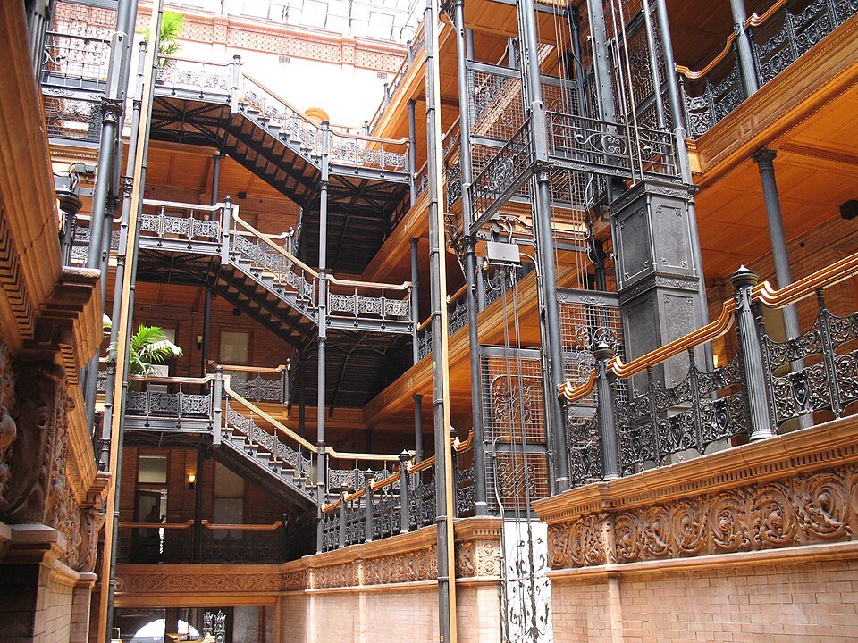 Escaleras y barandas de hierro forjado alrededor del patio central del Bradbury Building