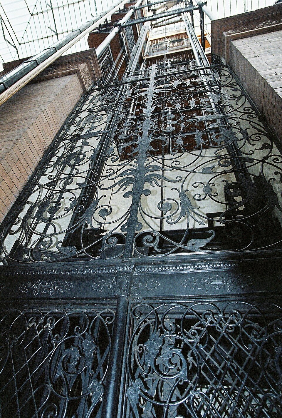 Hierro ornamental de un ascensor abierto tipo jaula en el Bradbury Building