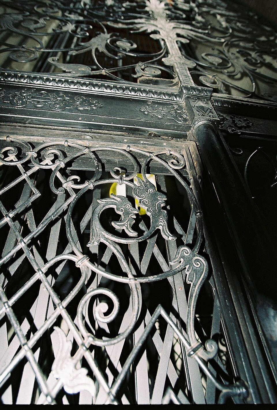 Detalle del hierro forjado del ascensor abierto del Bradbury Building