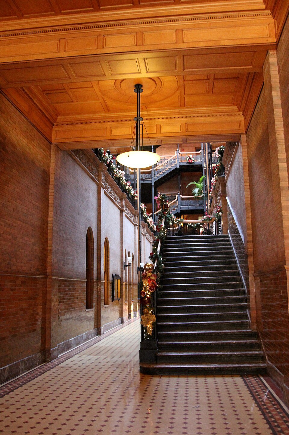 Pasillo de entrada y escalera del Bradbury Building, con decoración navideña
