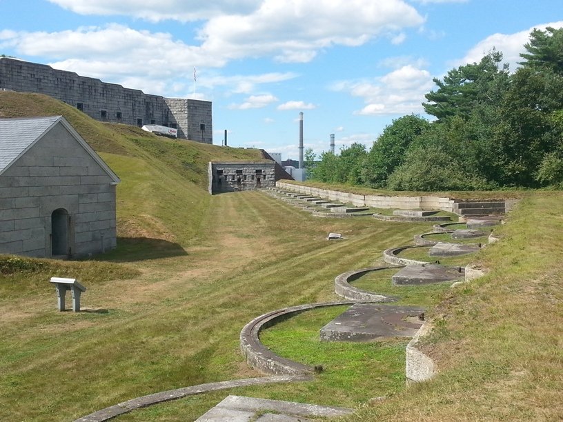 Trilhos curvos dos canhões e um paiol de granito na bateria de água do Fort Knox