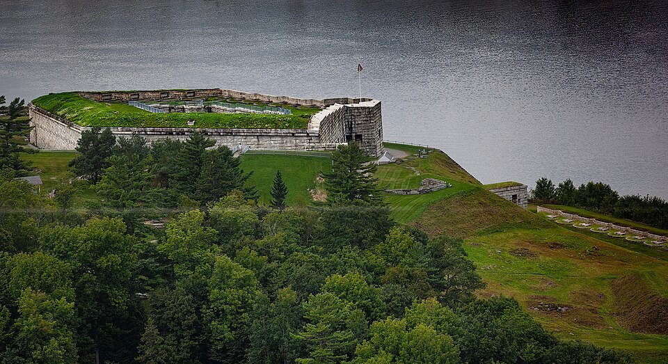 Fort Knox em Prospect, Maine, um grande forte de granito sobre o rio Penobscot