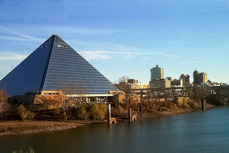 La pirámide junto al río, con el perfil del centro de Memphis detrás, de antes de los letreros de Bass Pro Shops