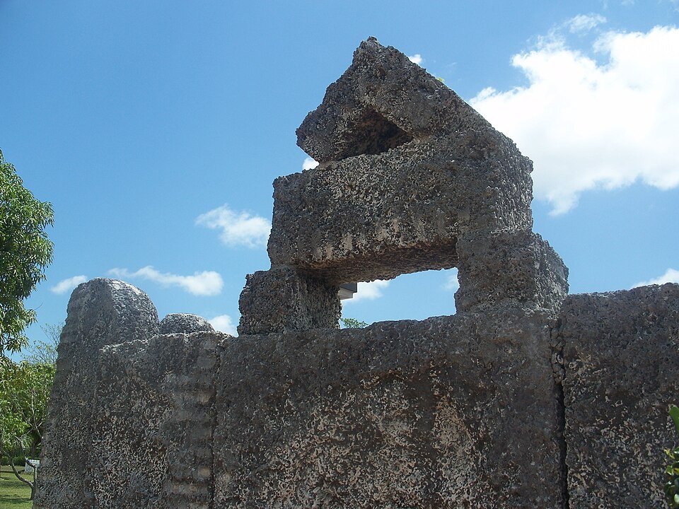 Blocos de calcário esculpidos empilhados acima do muro de Coral Castle