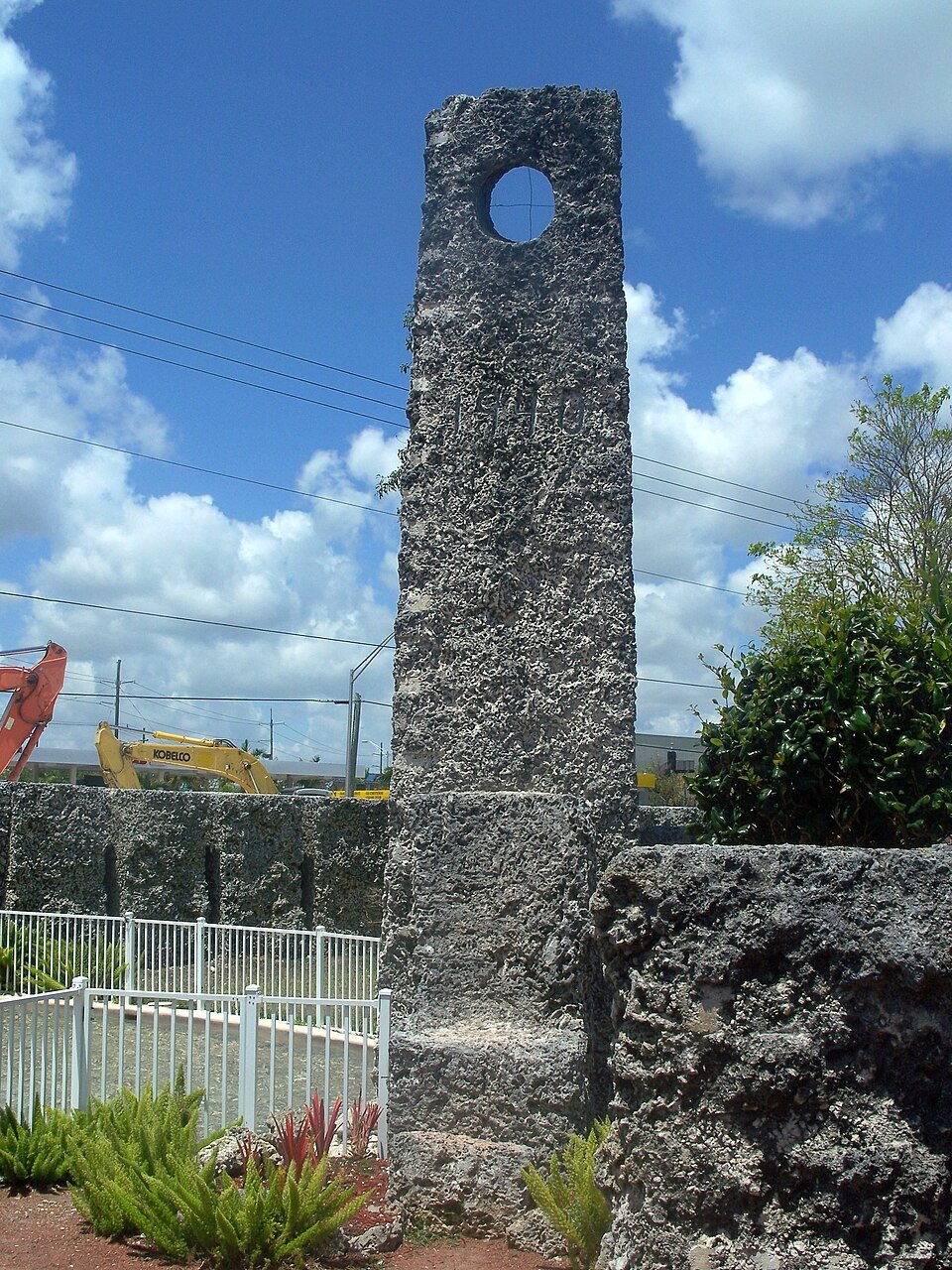 Um bloco alto de calcário com uma abertura redonda, o telescópio polar de Coral Castle