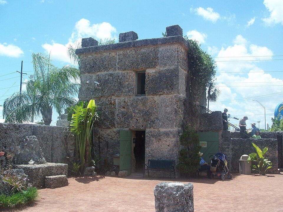 A torre de dois andares de Coral Castle, feita de grandes blocos de pedra