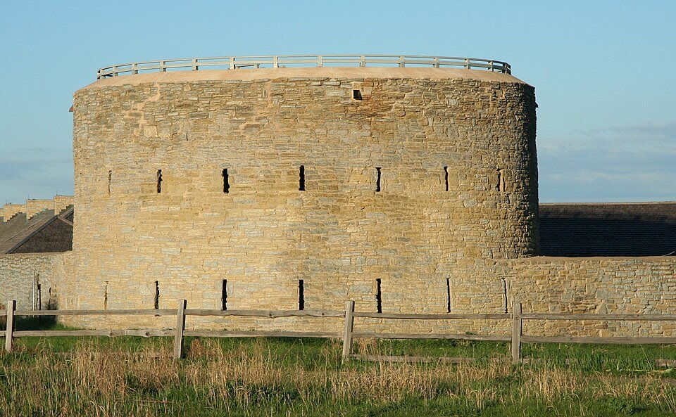 La torre redonda de piedra de Fort Snelling, con aspilleras estrechas y una baranda en lo alto