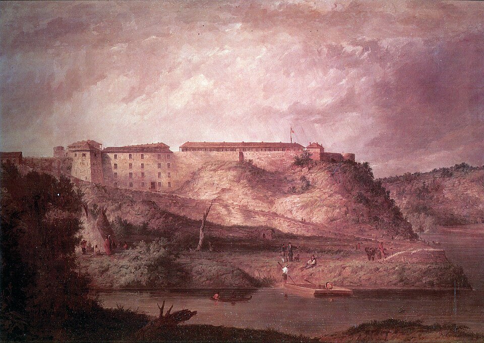 Una pintura antigua de Fort Snelling sobre su acantilado junto al río, con una canoa, una balsa y tipis abajo