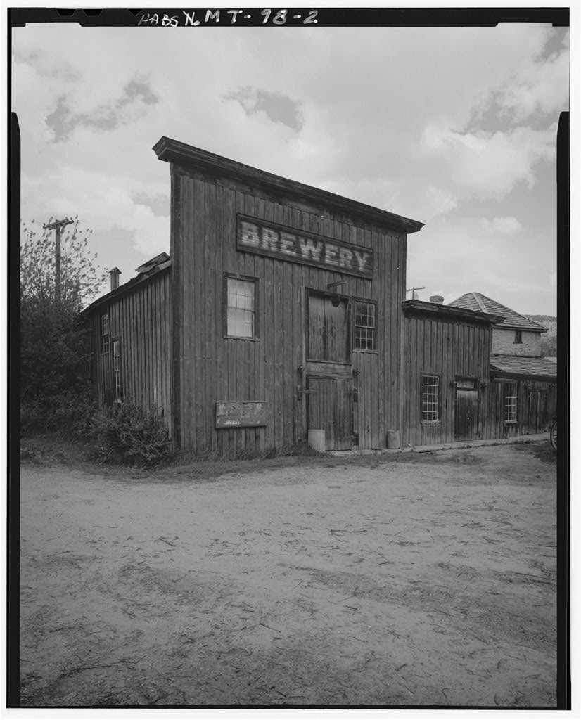 La Gilbert Brewery en Virginia City, Montana, en una fotografía histórica de relevamiento